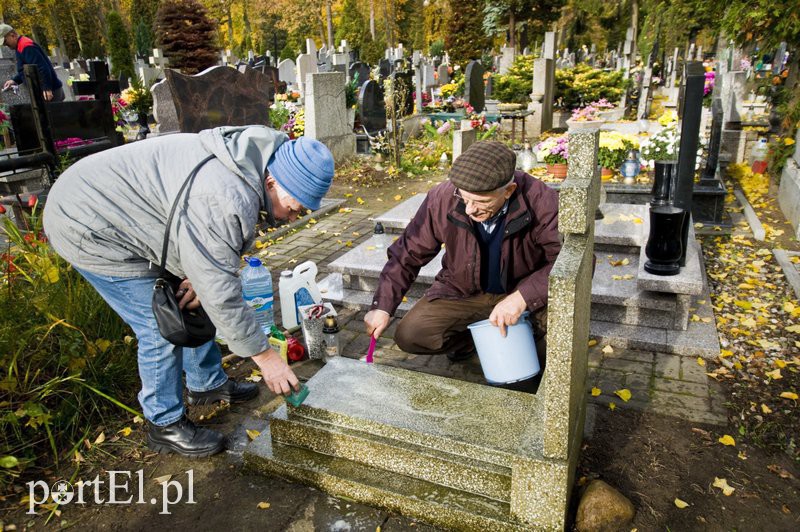 Elbląg, Na cmentarzach trwają porządki przed niedzielnym świętem