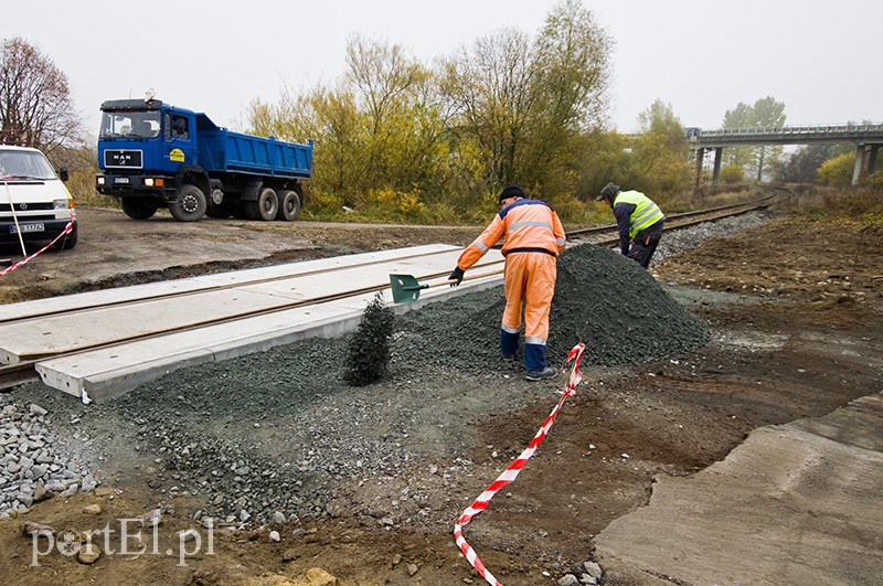 Elbląg, Drogowcy właśnie kładą nawierzchnię przy przejeździe kolejowym