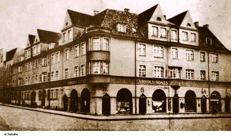 Elbląg, Nieistniejące już kamienice przy ul. Teatralnej, zdjęcie przedwojenne (fot archiwum autora) Elbląg, Nieistniejące już kamienice przy ul. Teatralnej, zdjęcie przedwojenne (fot archiwum autora)