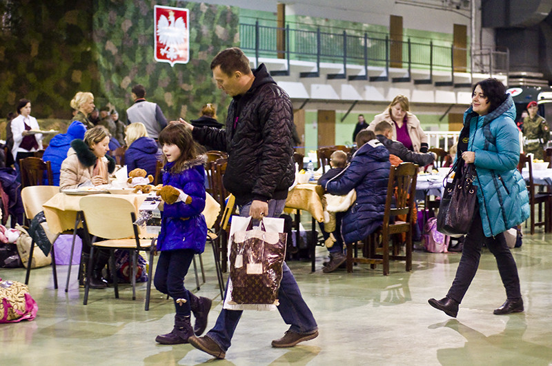 Elbląg, W hangarze na lotnisku w Królewie Maborskim urządzono tymczasowe przejście graniczne. Po odprawie na ewakuowanych z Ukrainy Polaków czekał obiad