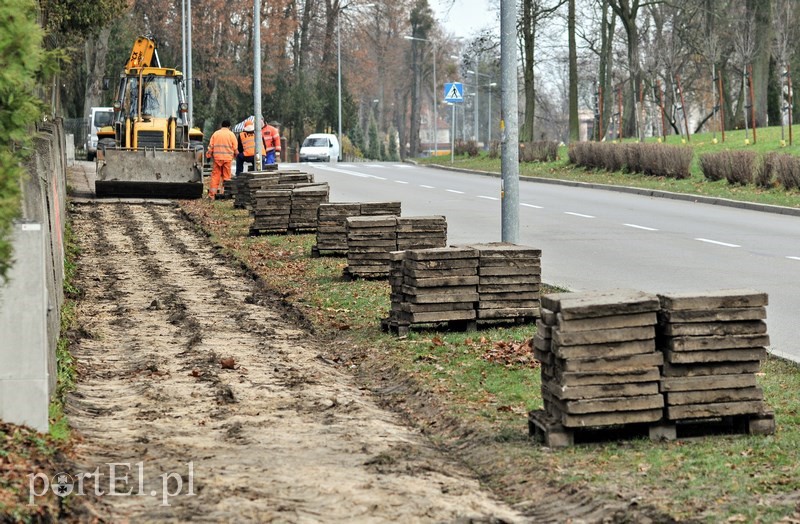 Elbląg, Nowy chodnik: od plebanii do kościoła Elbląg, Nowy chodnik: od plebanii do kościoła