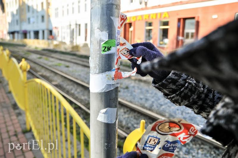 Elbląg, Nielegalne reklamy, które zamieniają się w śmieci, szpecą przestrzeń miejską