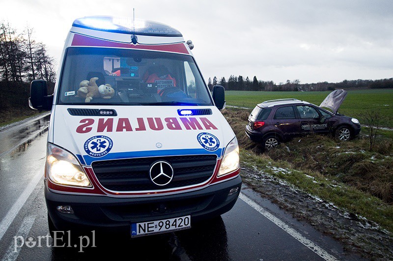Elbląg, Uwaga, kierowcy! Ślisko na drogach, fiat w rowie