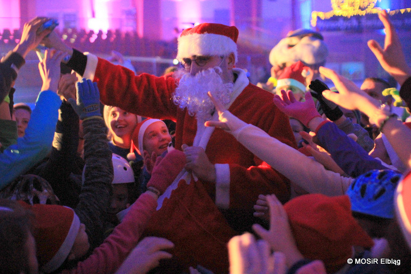 Elbląg, Bawili się świetnie z Mikołajem na lodzie