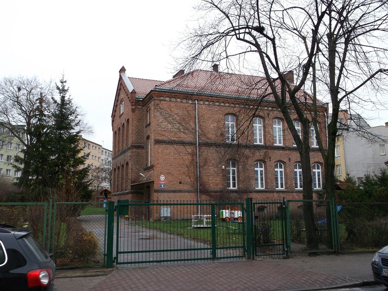 Elbląg, W tym budynku przed wojną mieściła się szkoła dla dziewcząt Elbląg, W tym budynku przed wojną mieściła się szkoła dla dziewcząt