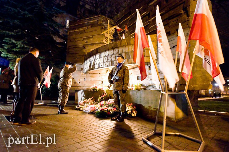 Elbląg, Dziś pod Pomnikiem Ofiar Grudnia 1970 r. spoczęły wieńce i kwiaty