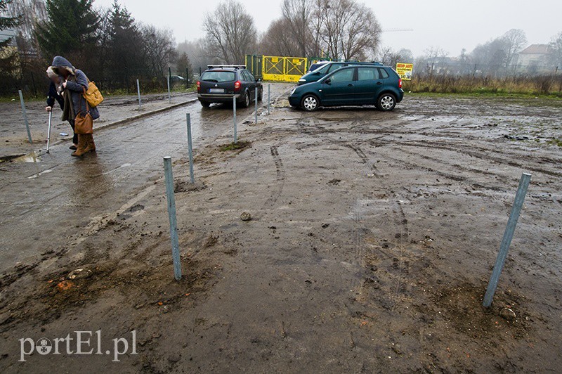 Elbląg, Mimo słupków kierowcy i tak parkują w tym miejscu. Z trawnika niewiele pozostało