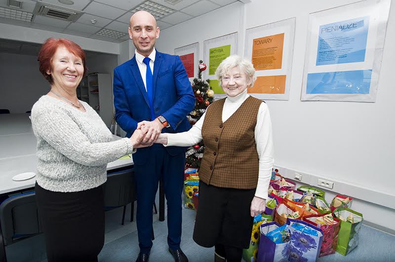 Teresa Urban (z lewej) z Banku Żywności, Paweł Michałowski, dyrektor Hipermarketu Carrefour oraz Teresa Bocheńska Teresa Urban (z lewej) z Banku Żywności, Paweł Michałowski, dyrektor Hipermarketu Carrefour oraz Teresa Bocheńska