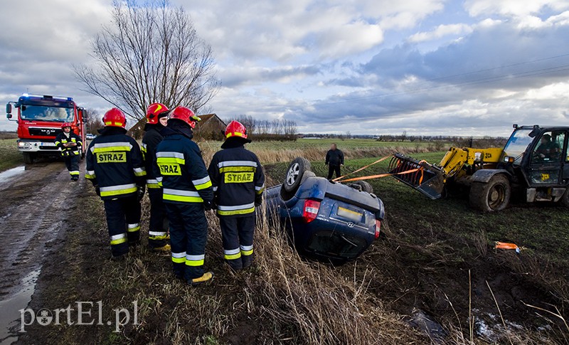 Elbląg, Auto dachowało w przydrożnym rowie, ale kierująca wyszła z tego wypadku cało