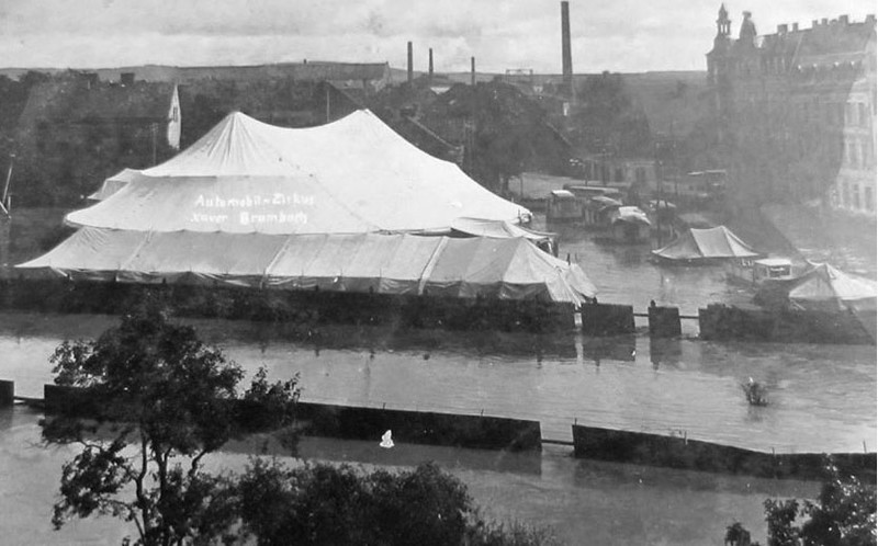 Elbląg, Zdjęcie z powodzi z 25 sierpnia 1924 r. Kumiela zalała m.in. tereny, gdzie dzisiaj znajdują się ulice: Malborska i Zagonowa