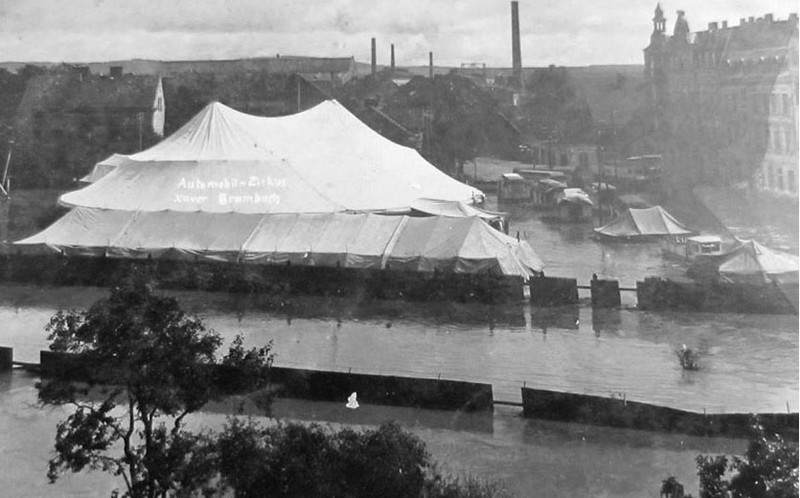 Elbląg, Zdjęcie z powodzi z 25 sierpnia 1924 r. Kumiela zalała m.in. tereny, gdzie dzisiaj znajdują się ulice: Malborska i Zagonowa Elbląg, Zdjęcie z powodzi z 25 sierpnia 1924 r. Kumiela zalała m.in. tereny, gdzie dzisiaj znajdują się ulice: Malborska i Zagonowa