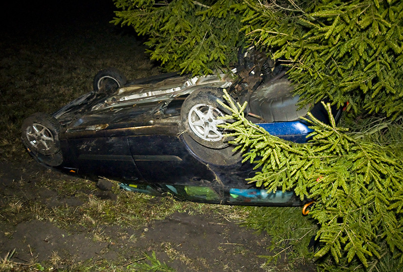 Elbląg, Auto na dachu, a kierowca zniknął Elbląg, Auto na dachu, a kierowca zniknął