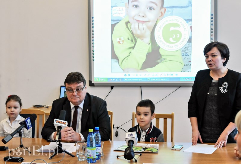 Elbląg, Sześciolatki - Dawid i Iza - zapewniają, że szkoła jest fajna. Plusy widzi też prezydent Elbląga Witold Wróblewski Elbląg, Sześciolatki - Dawid i Iza - zapewniają, że szkoła jest fajna. Plusy widzi też prezydent Elbląga Witold Wróblewski