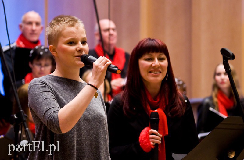 Elbląg, Paulina Hebel (z lewej) podczas koncertu charytatywnego chóru Cantata