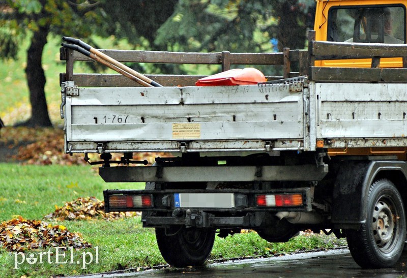 Elbląg, 51-latek udeptywał liście na przyczepie, z której spadł i doszło do tragedii