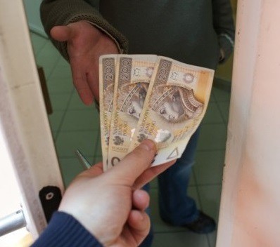 Elbląg, Oddała "policjantowi" 12 tys. zł