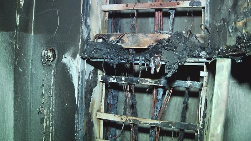 Elbląg, Tak wygląda spalona instalacja elektryczna na klatce schodowej Elbląg, Tak wygląda spalona instalacja elektryczna na klatce schodowej