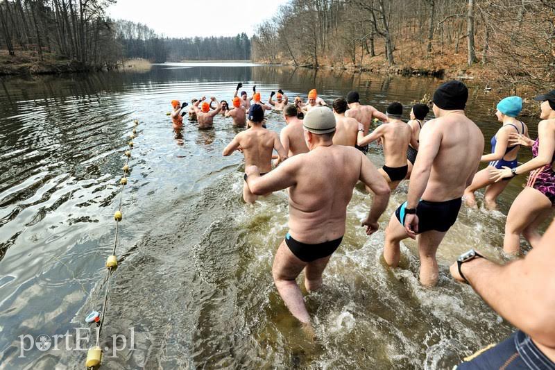 Elbląg, Starsi, młodsi i najmłodsi - wszyscy chętnie weszli do Jeziora Martwego w Jeleniej Dolinie Elbląg, Starsi, młodsi i najmłodsi - wszyscy chętnie weszli do Jeziora Martwego w Jeleniej Dolinie