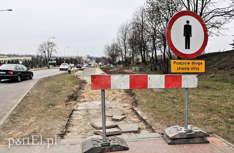 Elbląg, Na razie powstaje nowy chodnik po jednej stronie ul. Królewieckiej Elbląg, Na razie powstaje nowy chodnik po jednej stronie ul. Królewieckiej