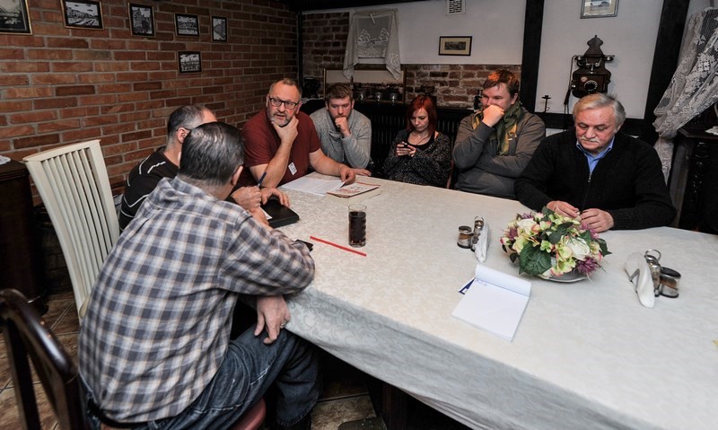 Elbląg, Członkowie KOD spotykają się w poniedziałki w różnych miejscach w Elblągu Elbląg, Członkowie KOD spotykają się w poniedziałki w różnych miejscach w Elblągu