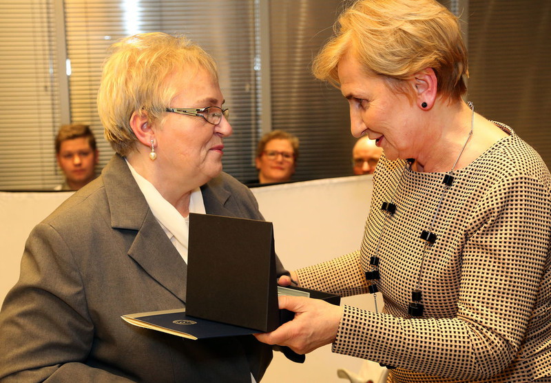 Elbląg, Kryształowe Serce wręcza Wiceprezes Krajowej Rady Radców Prawnych Maria Ślązak (zdj. dzięki uprzejmości Krajowej Izby Radców Prawnych) Elbląg, Kryształowe Serce wręcza Wiceprezes Krajowej Rady Radców Prawnych Maria Ślązak (zdj. dzięki uprzejmości Krajowej Izby Radców Prawnych)