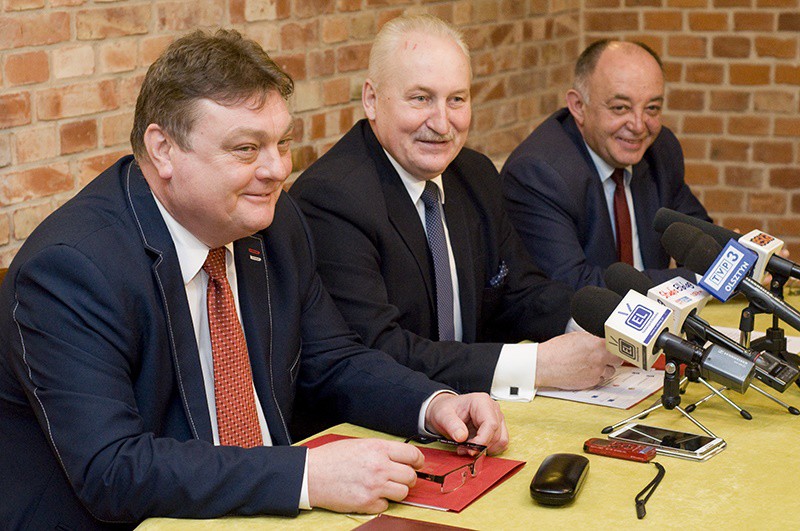 Elbląg, Umowy podpisali: Witold Wróblewski, Gustaw Brzezin i Miron Sycz Elbląg, Umowy podpisali: Witold Wróblewski, Gustaw Brzezin i Miron Sycz
