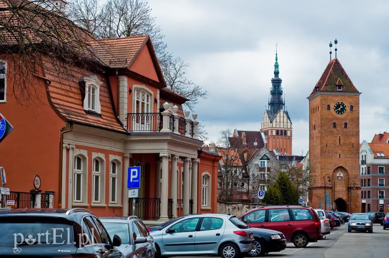 Elbląg, Łosoś na pałacu – hit czy kit?