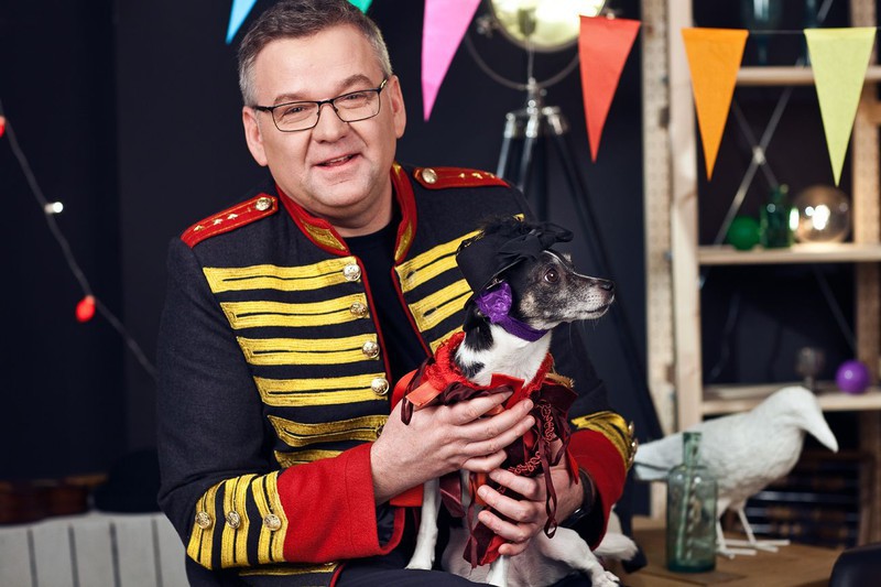 Elbląg, - Mam nadzieję, że te dwa byty: niepoważną piosenkę i poważne granie da się jednak tak połączyć, aby coś sympatycznego z tego wynikło - mówi o elbląskim koncercie Artur Andrus,