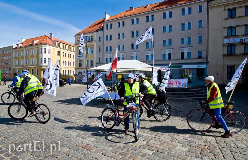 Elbląg, KOD popedałował po podpisy Elbląg, KOD popedałował po podpisy