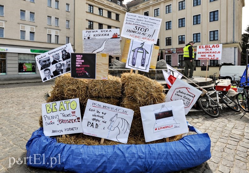 Elbląg, Na placu Słowiańskim stanęła instalacja autorstwa działaczy KOD