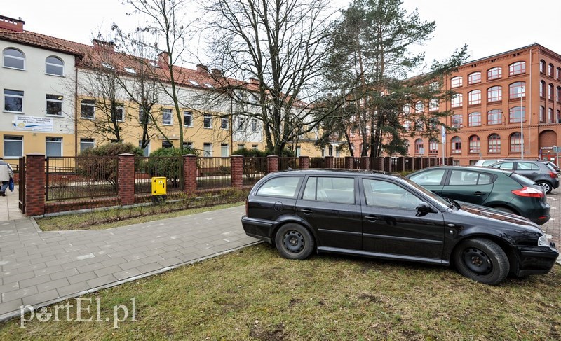 Elbląg, Przed Krasnalem ciężko o wolne miejsce parkingowe Elbląg, Przed Krasnalem ciężko o wolne miejsce parkingowe