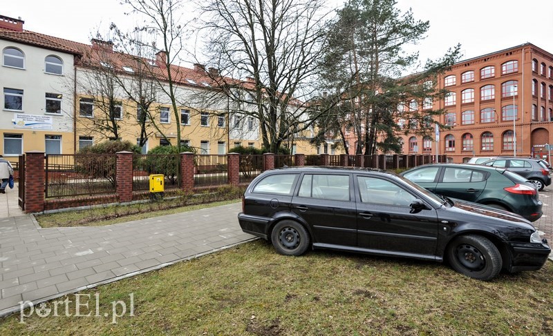 Elbląg, Przed Krasnalem ciężko o wolne miejsce parkingowe