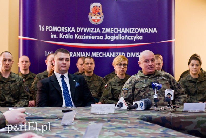 Elbląg, Słów ministra słuchali m.in. rzecznik MON Bartłomiej Misiewicz (w garniturze) i gen. bryg. Marek Sokołowski, dowódca 16 PDZ (z prawej) Elbląg, Słów ministra słuchali m.in. rzecznik MON Bartłomiej Misiewicz (w garniturze) i gen. bryg. Marek Sokołowski, dowódca 16 PDZ (z prawej)