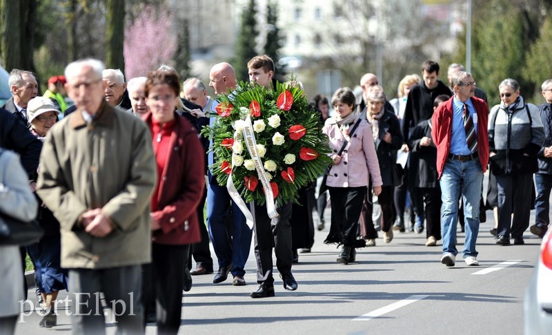 Elbląg, Uczestnicy uroczystości w drodze pod Krzyż Katyński Elbląg, Uczestnicy uroczystości w drodze pod Krzyż Katyński