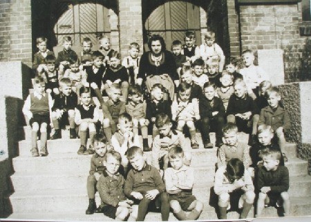 Elbląg, Uczniowie przed Katolische Adalbertschule (kiedyś Szkoła Podstawowa nr 5 przy ul. Robotniczej)
