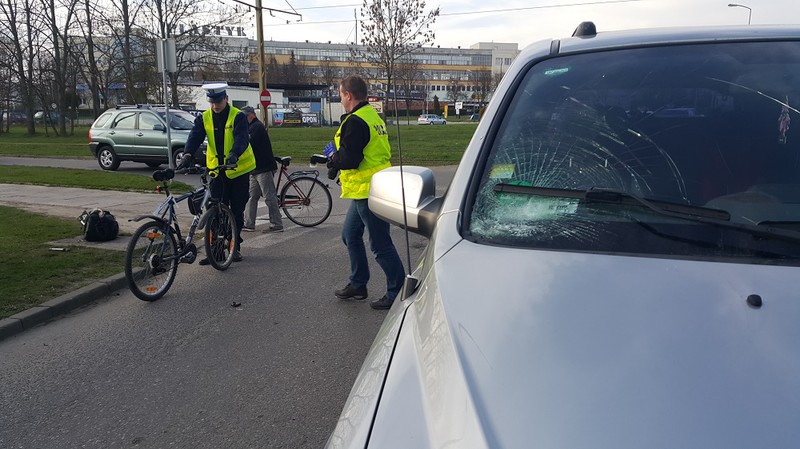 Elbląg, W sobotę rowerzysta zderzył się z autem na Marymonckiej Elbląg, W sobotę rowerzysta zderzył się z autem na Marymonckiej