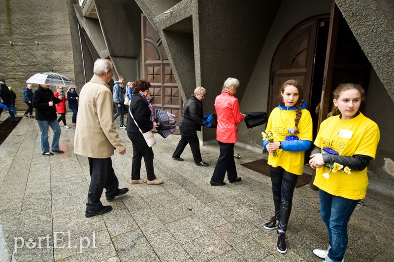 Elbląg, Wolontariusze rozdawali żonkile m.in. przed elbląskimi kościołami