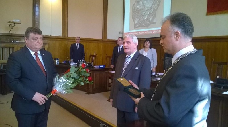 Elbląg, Jerzy Kuczyński (w środku) odbiera gratulacje od prezydenta i przewodniczącego Rady Miejskiej