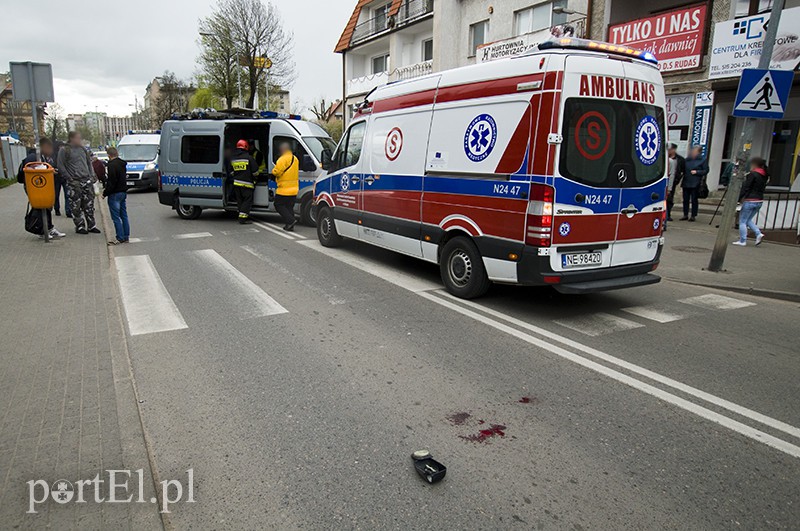 Elbląg, Mężczyzna przechodził przez pasy z parwej strony na lewą. Elbląg, Mężczyzna przechodził przez pasy z parwej strony na lewą.