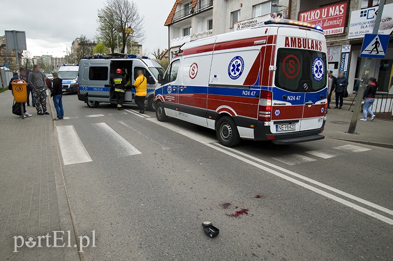 Elbląg, Mężczyzna przechodził przez pasy z parwej strony na lewą.