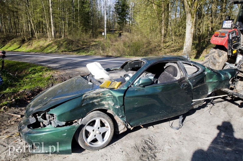 Elbląg, Jechał zbyt szybko i był pijany. Uderzył w dwa drzewa