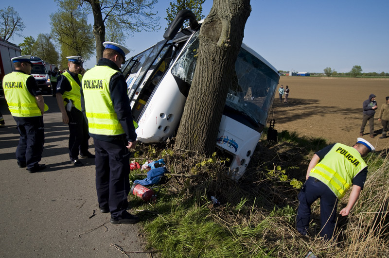 Elbląg, Autobus uderzył w drzewo. Są ranni