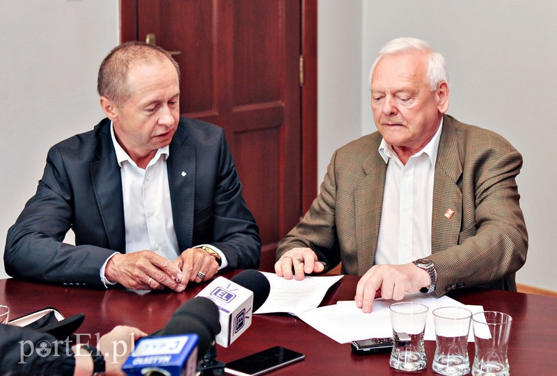 Elbląg, Prezes zarządu firmy Kram Zbigniew Przybysz oraz prezes Startu Stanisław Tomczyński podczas podpisywania umowy Elbląg, Prezes zarządu firmy Kram Zbigniew Przybysz oraz prezes Startu Stanisław Tomczyński podczas podpisywania umowy