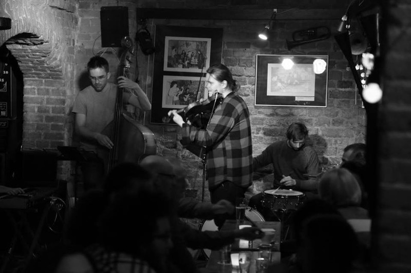 Elbląg, Fani jam session w Krypcie znają i cenią Tomasza Chyłę Elbląg, Fani jam session w Krypcie znają i cenią Tomasza Chyłę