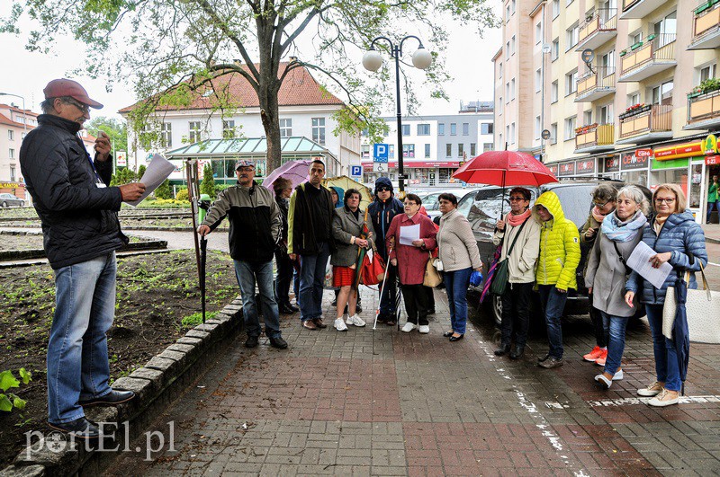 Elbląg, Rodzice oraz ich dzieci chcieli osobiście wręczyć petycję Jerzemu Wilkowi pod jego biurem na ul. Czerwonego Krzyża, ale posła nie było Elbląg, Rodzice oraz ich dzieci chcieli osobiście wręczyć petycję Jerzemu Wilkowi pod jego biurem na ul. Czerwonego Krzyża, ale posła nie było