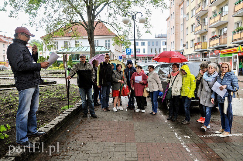 Elbląg, Rodzice oraz ich dzieci chcieli osobiście wręczyć petycję Jerzemu Wilkowi pod jego biurem na ul. Czerwonego Krzyża, ale posła nie było