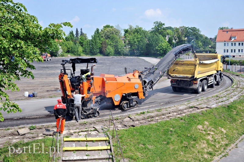 Elbląg, Dzisiaj wykonawca rozpoczął zrywanie asfaltu Elbląg, Dzisiaj wykonawca rozpoczął zrywanie asfaltu