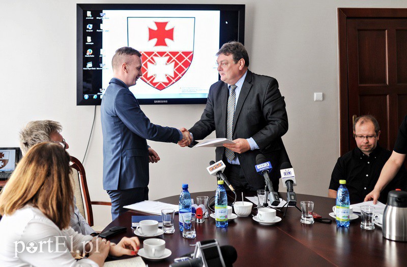 Elbląg, Dziś prezydent Witold Wróblewski podpisał umowę na opracowanie dokumentacji projektowej wiaduktu na Zatorze i dróg dojazdowych z firmą Znak z Gdańska