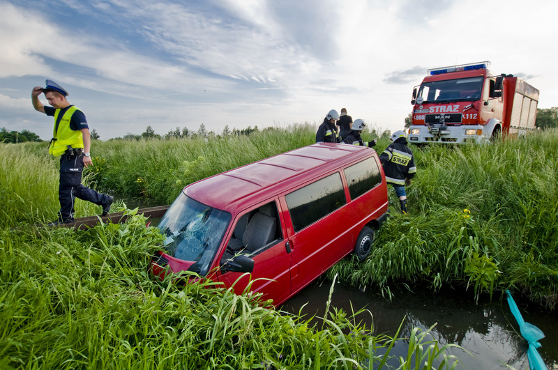 Elbląg, Auto z rowu wyciągali strażacy Elbląg, Auto z rowu wyciągali strażacy