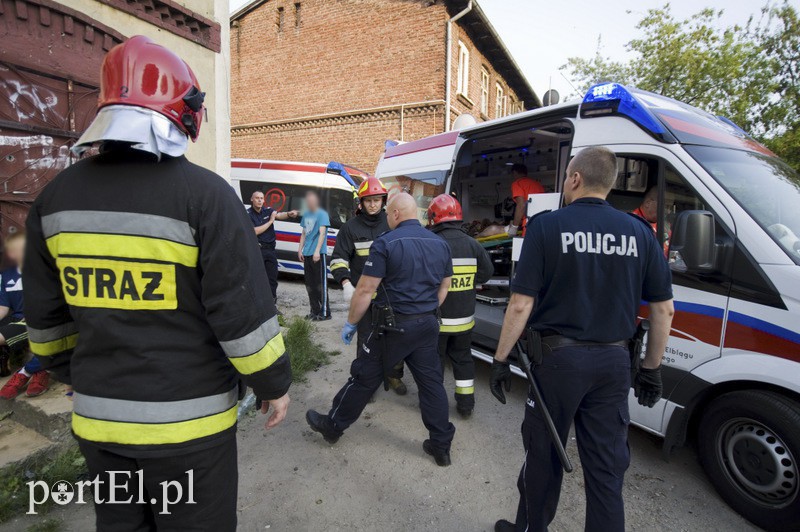 Elbląg, Policjanci postrzelili 18-latka, który szalał z nożem po ulicy, a następnie ranił policjantkę